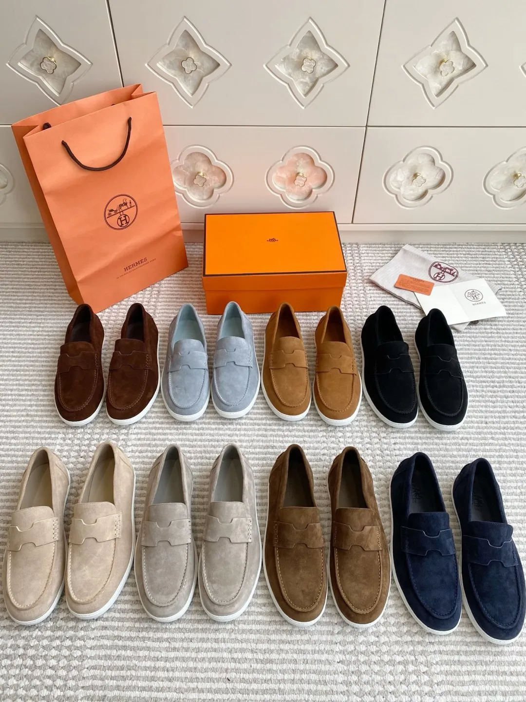 p560✨Hermes Couple Loafers｜Walking in the urban high-end, easily wearing Hermès temperament✨Who says luxury and comfort can’t have both?  This pair of H’s classic loafers really does it!  ▪️"Customized imported Yangjing fabric" is soft and delicate ▪️"Full sheepskin lining" + "soft-soled shoes" design. Your feet will be healed the moment you put them on~ It's like stepping on clouds☁️You won't feel tired after walking all day!  The iconic "H" buckle is low-key and luxurious. It is matched with a rubber outsole. It is lightweight and stylish. Whether you are commuting or shopping, you can easily achieve casual urban style🏙 Can be worn by couples. Full range of sizes, girls 35-41 | boys 39-45. Wear them together when going out. Sweet and high-end💑 Original mold opening. Details are in place. Those who understand will be attracted at a glance ️❤️ #Hermès loafers #coupleshoes #lightweight and versatile shoes